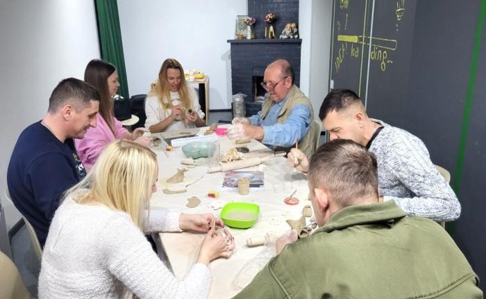 Гончарні заняття для ветеранів: творчість, що допомагає та підтримує захисників