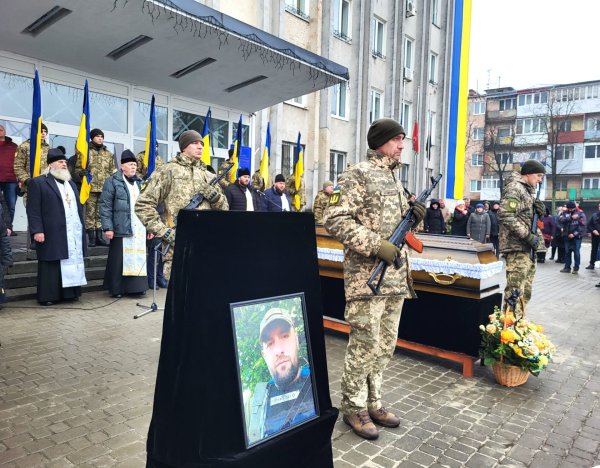 Ковель попрощався з Героєм Романом Кондратюком, який з липня вважався безвісти зниклим Ковель попрощався з Героєм Романом Кондратюком, який з липня вважався безвісти зниклим