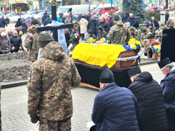 Прощавай, «Батя»: у Ковелі віддали останню шану воїну, захиснику, Герою Володимиру Крисюку Прощавай, «Батя»: у Ковелі віддали останню шану воїну, захиснику, Герою Володимиру Крисюку