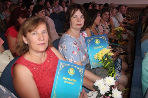 У Ковелі привітали з професійним святом державних службовців У Ковелі привітали з професійним святом державних службовців