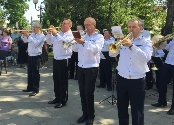 Сьогодні о 18.00 у парку культури і відпочинку гратиме народний муніципальний естрадно-духовий оркестр Сьогодні о 18.00 у парку культури і відпочинку гратиме народний муніципальний естрадно-духовий оркестр