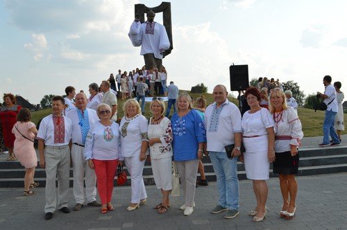 Фінал патріотичної акції "З Батьківщиною в серці" зібрав кількасот людей біля пам'ятника Кобзарю у Ковелі Фінал патріотичної акції "З Батьківщиною в серці" зібрав кількасот людей біля пам'ятника Кобзарю у Ковелі
