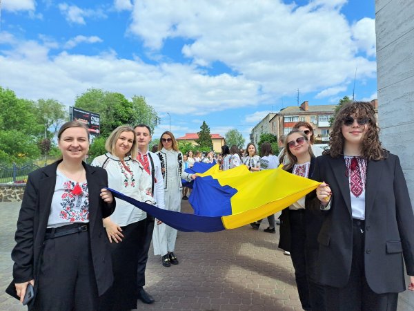 Біля пам’ятника Тарасу Шевченку у барвистих вишиванках мешканці міста створили назву «Ковель»