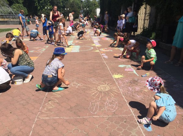 Юні ковельчани малювали рідне місто кольоровою крейдою ФОТО Юні ковельчани малювали рідне місто кольоровою крейдою ФОТО