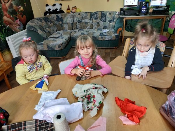 У Ковелі діти з особливими потребами вчились робити ляльки-мотанки У Ковелі діти з особливими потребами вчились робити ляльки-мотанки