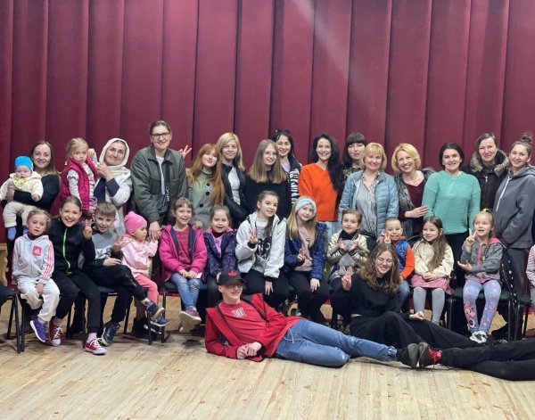 Театр-студія “10 ряд 10 місце” запрошує у свою родину