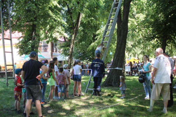 За участь в акції «100 ідей для дітей» ковельським рятувальникам вручили Подяку За участь в акції «100 ідей для дітей» ковельським рятувальникам вручили Подяку