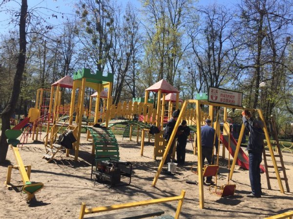 У Ковелі ремонтують майданчик у міському парку та монтують мотузковий атракціон