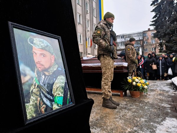 Віддав життя за Україну: у Ковелі попрощались з Героєм Романом Грушевінчуком