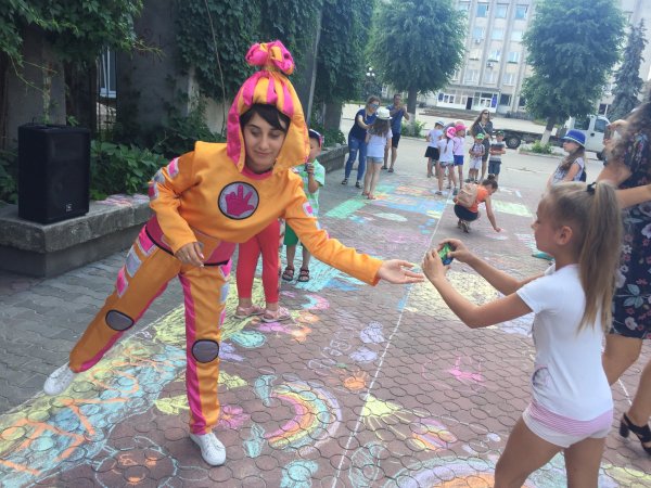 Юні ковельчани малювали рідне місто кольоровою крейдою ФОТО Юні ковельчани малювали рідне місто кольоровою крейдою ФОТО