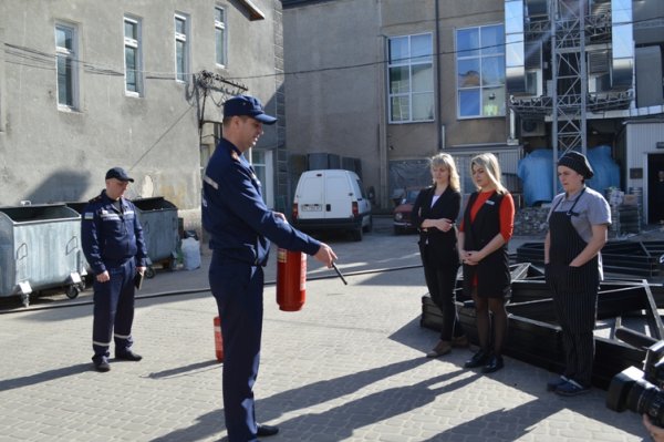Пожежа в "Классіку". Персонал до приїзду рятувальників покинув приміщення ФОТО Пожежа в "Классіку". Персонал до приїзду рятувальників покинув приміщення ФОТО