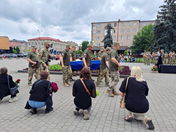 У Ковелі попрощалися із 27-річним старшим лейтенантом Артемом Кузьмичуком У Ковелі попрощалися із 27-річним старшим лейтенантом Артемом Кузьмичуком