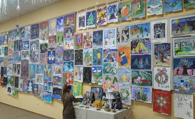 У галереї мистецтв — виставка учасників 29-го конкурсу дитячого малюнка «Зимовий калейдоскоп»