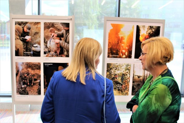 Виставку Максима Бурди “Два світи” відкрили у польському місті-партнері Ковеля Бжегу Дольному Виставку Максима Бурди “Два світи” відкрили у польському місті-партнері Ковеля Бжегу Дольному