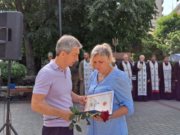 Міський голова Ігор Чайка під час урочистостей з нагоди Дня Державного Прапора України вручив відзнаки «Почесний громадянин міста Ковеля»