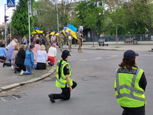 У Ковелі провели у Небесне військо 35-річного сержанта поліції Дмитра Сергієнка У Ковелі провели у Небесне військо 35-річного сержанта поліції Дмитра Сергієнка