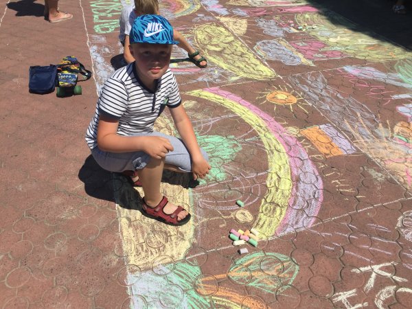 Юні ковельчани малювали рідне місто кольоровою крейдою ФОТО Юні ковельчани малювали рідне місто кольоровою крейдою ФОТО