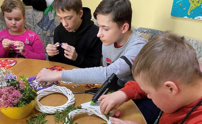 Вихованці Центру комплексної реабілітації дітей з інвалідністю виготовляли прикраси до Великодня