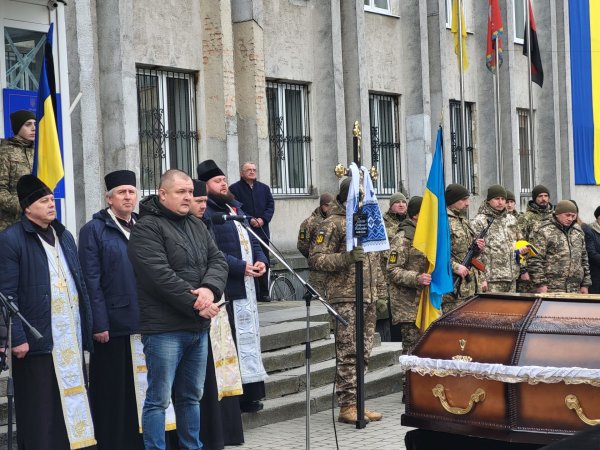 Прощавай, «Батя»: у Ковелі віддали останню шану воїну, захиснику, Герою Володимиру Крисюку Прощавай, «Батя»: у Ковелі віддали останню шану воїну, захиснику, Герою Володимиру Крисюку