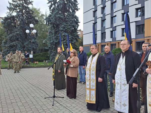 У Ковелі попрощалися з 33-річним морським піхотинцем Павлом Коломійчуком У Ковелі попрощалися з 33-річним морським піхотинцем Павлом Коломійчуком