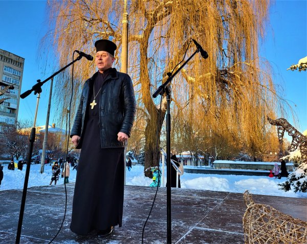 У національних кольорах: у Ковелі урочисто відкрили головну ялинку громади