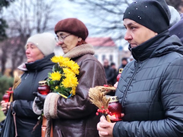 Запалили свічки та поклали символічні букети з колосками до меморіальної стели: у Ковелі вшанували пам’ять жертв голодоморів