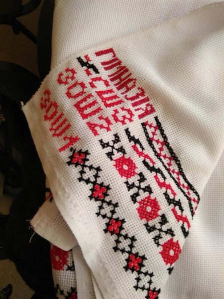 Ковельчани продовжують вишивати велетенську сорочку Кобзарю Ковельчани продовжують вишивати велетенську сорочку Кобзарю