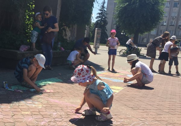 Юні ковельчани малювали рідне місто кольоровою крейдою ФОТО Юні ковельчани малювали рідне місто кольоровою крейдою ФОТО