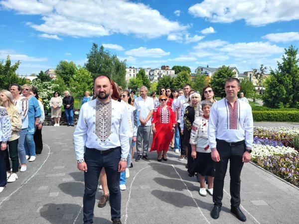 Біля пам’ятника Тарасу Шевченку у барвистих вишиванках мешканці міста створили назву «Ковель»