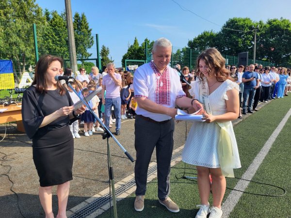 Це неймовірні моменти: для ковельських школярів пролунав останній дзвоник