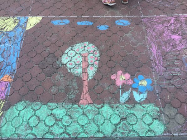 Юні ковельчани малювали рідне місто кольоровою крейдою ФОТО Юні ковельчани малювали рідне місто кольоровою крейдою ФОТО