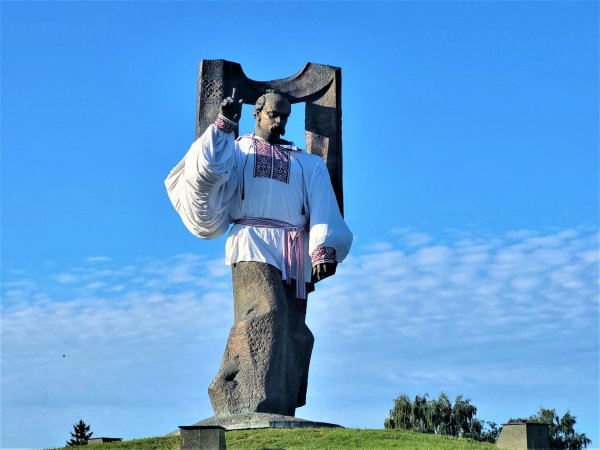 У Ковелі пам’ятник Тарасу Шевченку одягли у вишиванку У Ковелі пам’ятник Тарасу Шевченку одягли у вишиванку