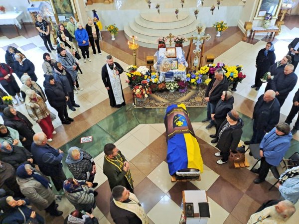 У Ковелі попрощалися із 45-річним Захисником України Дмитром Бештою У Ковелі попрощалися із 45-річним Захисником України Дмитром Бештою