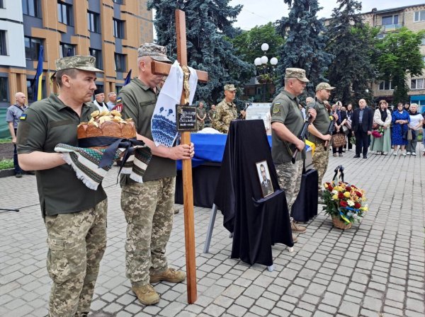 У Ковелі попрощалися із 27-річним старшим лейтенантом Артемом Кузьмичуком У Ковелі попрощалися із 27-річним старшим лейтенантом Артемом Кузьмичуком