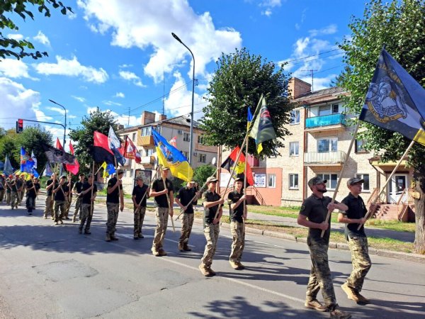 У Ковелі пройшла хода з прапорами бойових підрозділів У Ковелі пройшла хода з прапорами бойових підрозділів