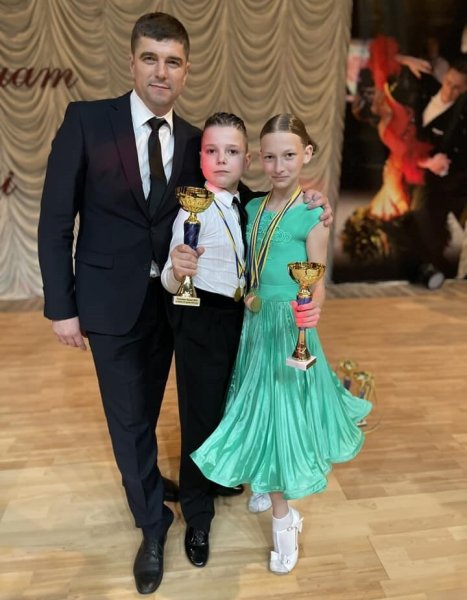 Танцюю для ЗСУ: у Ковелі вихованці спортивно-бального танцю «Модерн» на благодійному концерті зібрали кошти для взводу «Вовча зграя» Танцюю для ЗСУ: у Ковелі вихованці спортивно-бального танцю «Модерн» на благодійному концерті зібрали кошти для взводу «Вовча зграя»