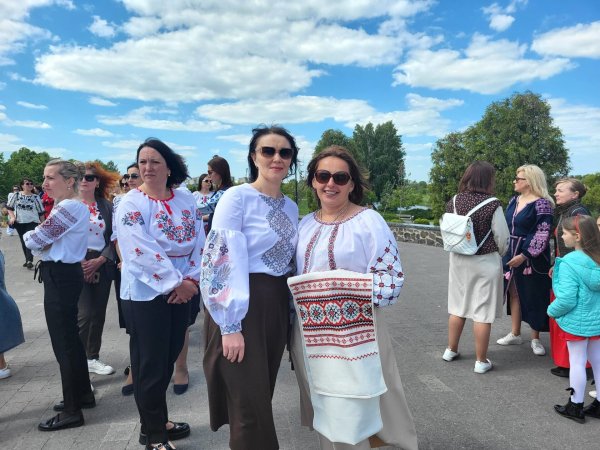 Біля пам’ятника Тарасу Шевченку у барвистих вишиванках мешканці міста створили назву «Ковель»