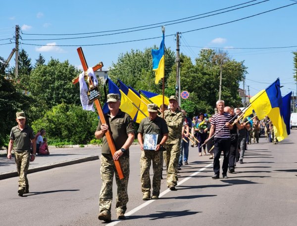 Ковельська громада попрощалася з полеглим захисником Дмитром Лисюком Ковельська громада попрощалася з полеглим захисником Дмитром Лисюком