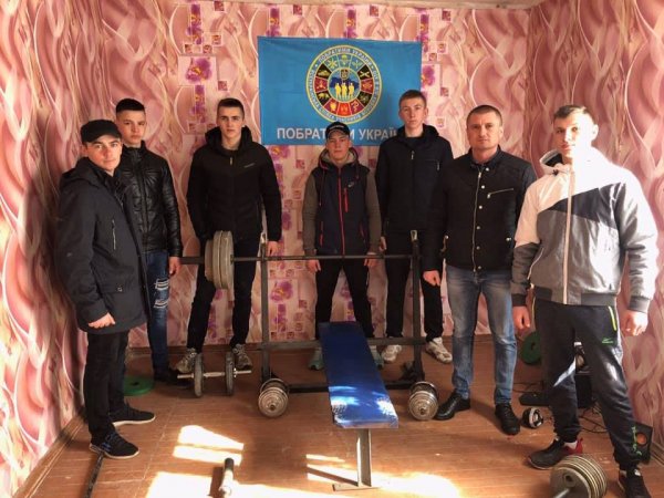 Ковельські «побратими» подарували юним спортсменам з Любешівського району багатофункціональний тренажер