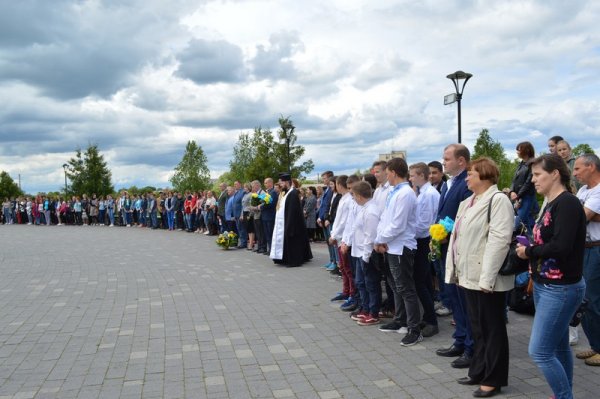 Ковельчани поклали квіти до монумента Тараса Шевченка ФОТО Ковельчани поклали квіти до монумента Тараса Шевченка ФОТО