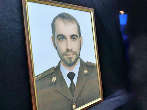 У Ковелі попрощалися із 27-річним старшим лейтенантом Артемом Кузьмичуком У Ковелі попрощалися із 27-річним старшим лейтенантом Артемом Кузьмичуком