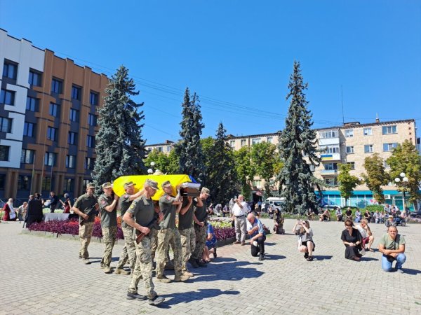 Ковельська громада попрощалася із Захисником Олександром Резванюком Ковельська громада попрощалася із Захисником Олександром Резванюком