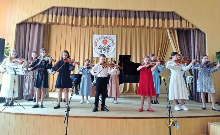 Вихованці струнно-смичкового відділу школи мистецтв презентували публіці свої музичні досягнення