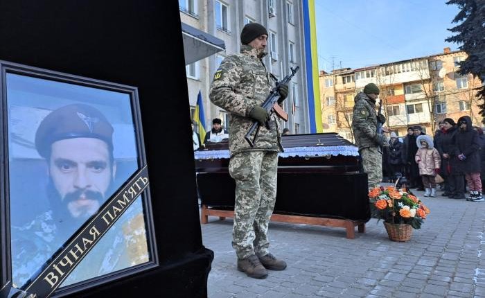 Остання шана Героєві: ковельчани попрощались з воїном Віталієм Гаранем