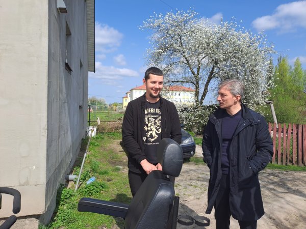 Військовослужбовцю, який отримав важке поранення на фронті, подарували електроскутер