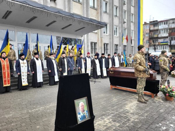 Обіцяв повернутись додому: ковельчани попрощались з Героєм Сергієм Оніщуком Обіцяв повернутись додому: ковельчани попрощались з Героєм Сергієм Оніщуком