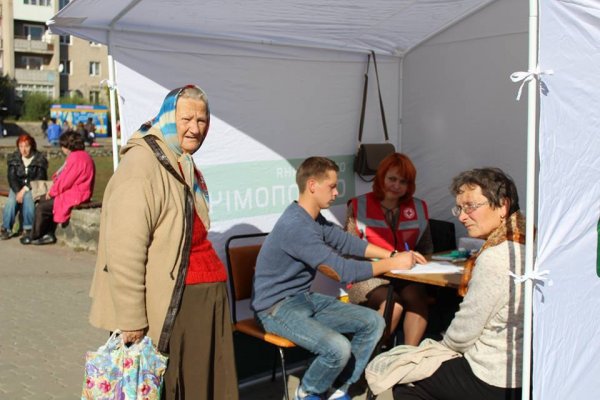 Ковельчани охоче перевіряють рівень цукру в крові та артеріальний тиск Ковельчани охоче перевіряють рівень цукру в крові та артеріальний тиск