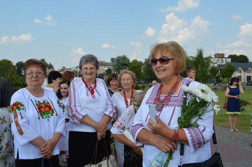 Фінал патріотичної акції "З Батьківщиною в серці" зібрав кількасот людей біля пам'ятника Кобзарю у Ковелі Фінал патріотичної акції "З Батьківщиною в серці" зібрав кількасот людей біля пам'ятника Кобзарю у Ковелі