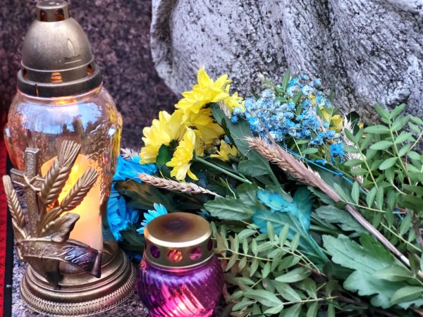 Запалили свічки та поклали символічні букети з колосками до меморіальної стели: у Ковелі вшанували пам’ять жертв голодоморів