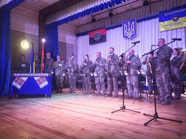 У Ковелі представники 14 ОМБр вручили пам’ятні відзнаки «Князівський хрест Героя «Навіки в строю» сім’ям загиблих побратимів